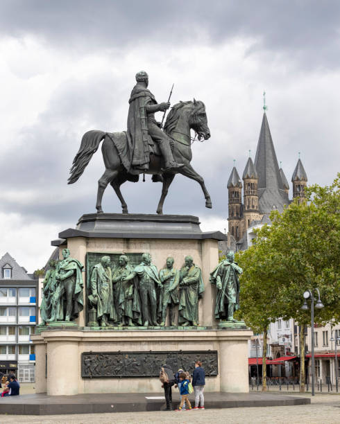 brązowa statua króla niemiec fryderyka wilhelma iii stojąca na starym mieście w kolonii. - statue vertical full length front view zdjęcia i obrazy z banku zdjęć