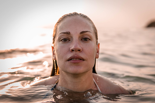 Mujer joven con el pelo mojado en el agua photo