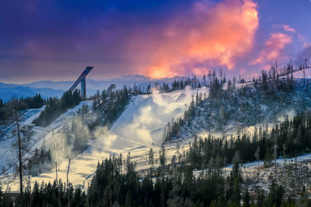 冬山の雪機械。人工氷結晶を吹き付ける雪銃。雪を作る機械。 - mountain winter season machine snow making machine ストックフォトと画像