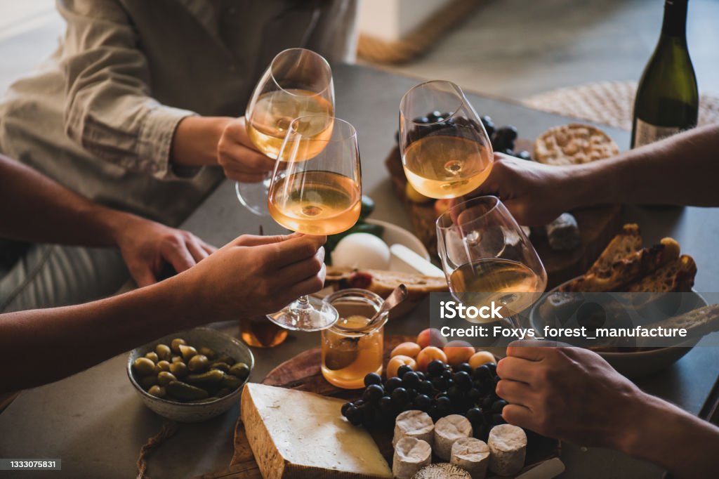 Freunde bei weinverkosten oder feiern Veranstaltung mit Wein - Lizenzfrei Wein Stock-Foto Freunde bei weinverkosten oder feiern Veranstaltung mit Wein - Lizenzfrei Wein Stock-Foto
