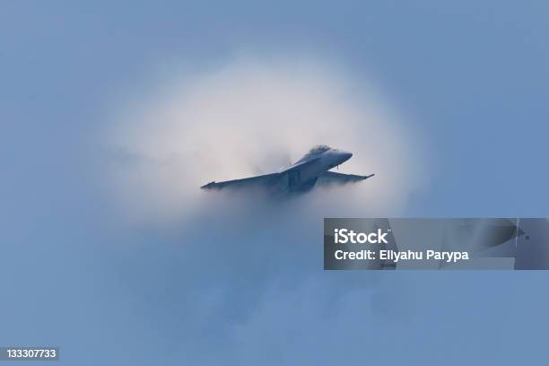 F A 18 Hornet Fumo De Cone Super - Fotografias de stock e mais imagens de Barulho - Barulho, Avião de Combate, Velocidade