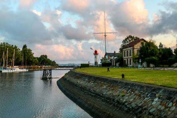 istock Morning color on Honfleur 1333078512