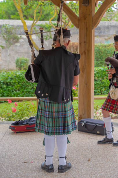 Langrune-Sur-Mer, France: Auld Alliance Pipe Band Langrune-Sur-Mer, France - 08 05 2021: Auld Alliance Pipe Band: Detail of the costume and instrument of a bagpiper tank musician stock pictures, royalty-free photos & images