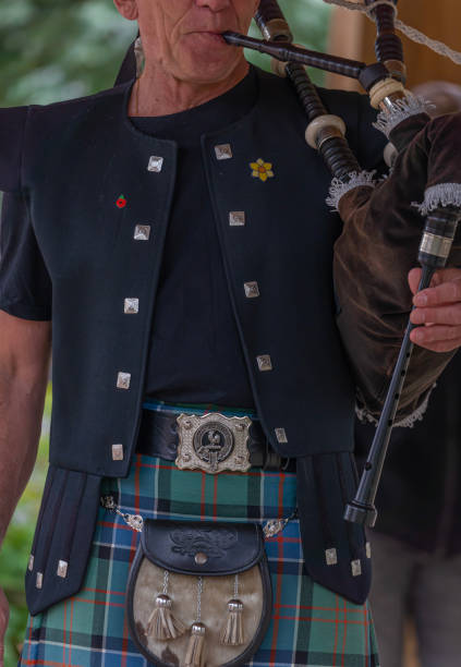 langrune-sur-mer, france: auld alliance pipe band - tank musician imagens e fotografias de stock