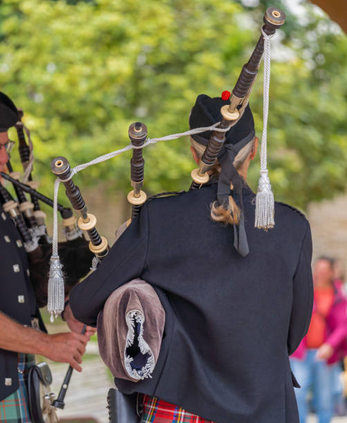 langrune-sur-mer, france: auld alliance pipe band - tank musician imagens e fotografias de stock