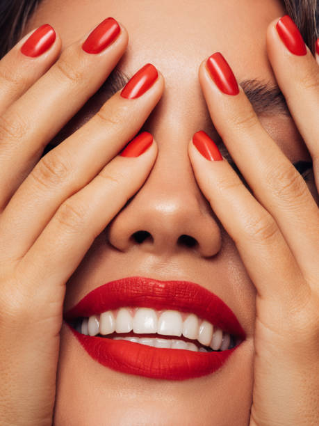 rote lippen der frau und maniküre nahaufnahme - cosmetics nail polish beauty spa lipstick stock-fotos und bilder