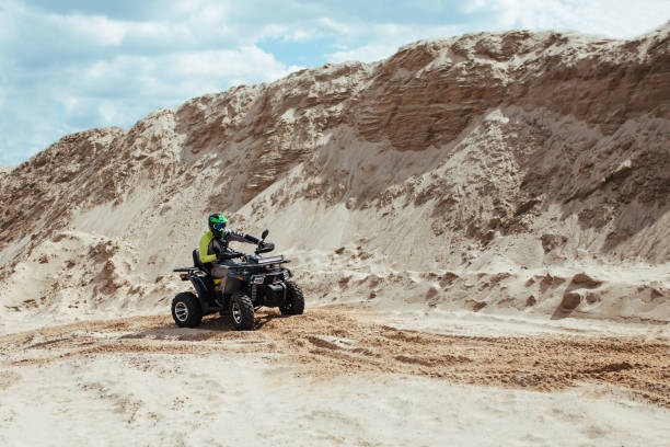 모래 에 atv 경주. 극단적 인 스포츠의 개념 - action off road vehicle motocross cycle 뉴스 사진 이미지