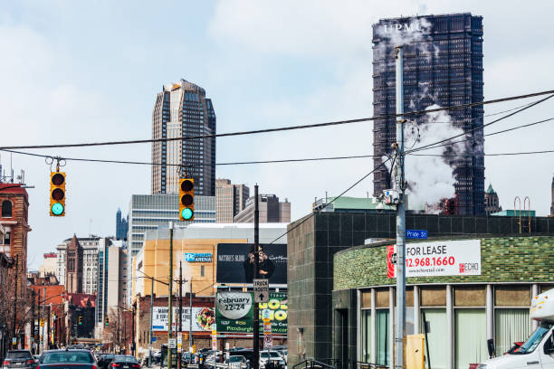 istock City traffic - Pittsburgh, PA 1333091333