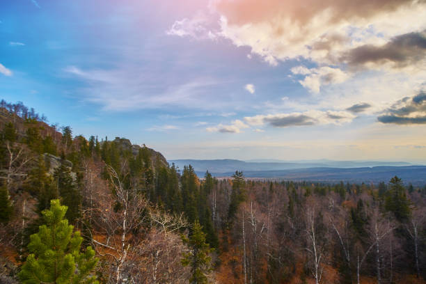 montañas y crestas de los urales. cresta de taganay, una vista desde la ciudad de zlatoust, en la región de chelyabinsk - south ural fotografías e imágenes de stock