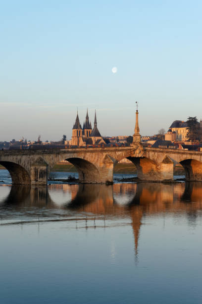 loira nella città di blois - loire valley foto e immagini stock