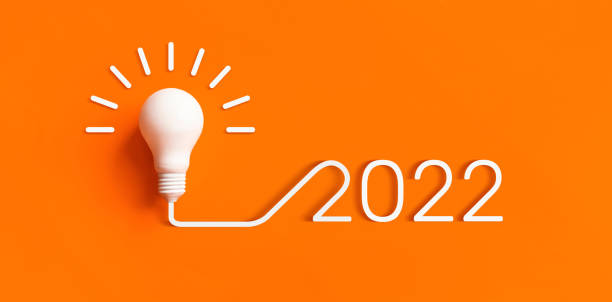2022 ideas de creatividad e inspiración con bombilla sobre fondo de color. solución empresarial o trabajo inteligente - fotos de bombilla fotografías e imágenes de stock