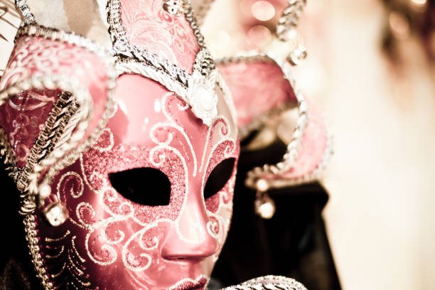 uma máscara vermelha tradicional antiga - mardi gras close up veneto italy - fotografias e filmes do acervo