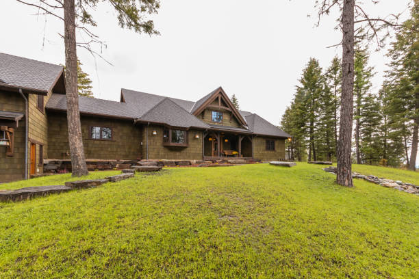 istock Montana home on a cloudy day in the wilderness 1333137116