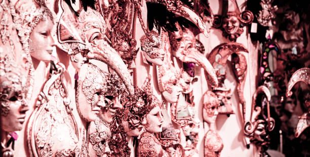 máscaras antigas tradicionais para carnaval e festa de halloween - mardi gras close up veneto italy - fotografias e filmes do acervo
