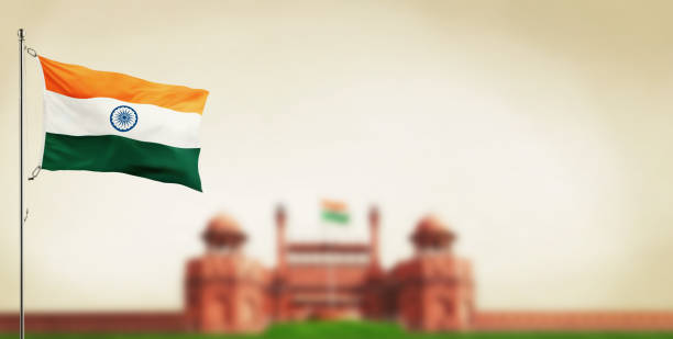 ndia drapeau volant haut avec fierté jour de l’indépendance de l’inde et jour de la république de l’inde fond fort rouge - india new delhi indian culture pattern photos et images de collection