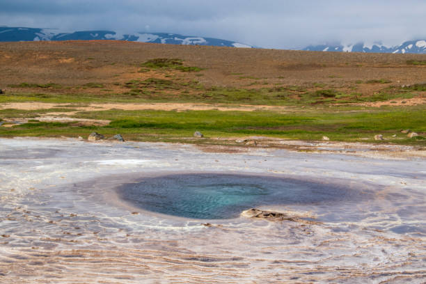 das geothermale gebiet hveravellir im hochland islands mit seinen gesinterten terrassen, fumarolen, solfatars und blauem frühlingsblaver. - sulfide stock-fotos und bilder