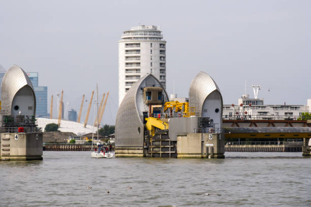 thames barrier en position ouverte - thames flood barrier photos et images de collection