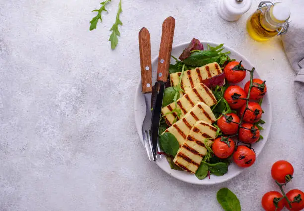 Vegetable salad with grilled halloumi cheese and roasted tomato