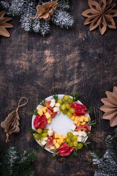 istock Appetizers in shape of Christmas wreath 1333147677