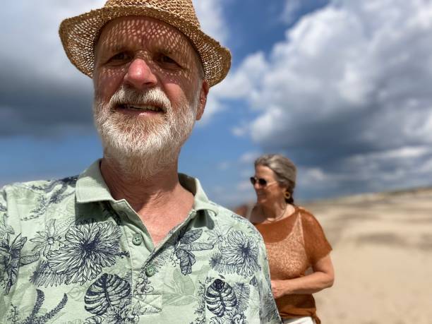 coppia sulla costa olandese - women wading sun hat summer foto e immagini stock