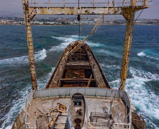 波キプロス島嵐地中海とパフォスの貨物難破船の空中ドローンショット - cyprus paphos storm sea ストックフォトと画像