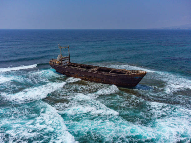 波キプロス島嵐地中海とパフォスの貨物難破船の空中ドローンショット - cyprus paphos storm sea ストックフォトと画像