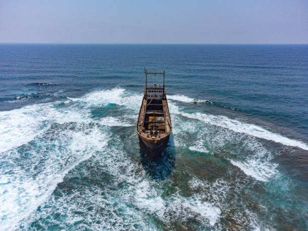 파도 키프로스 섬 폭풍 지중해파포스에서 화물 난파선의 공중 무인 항공기 촬영 - cyprus paphos storm sea 뉴스 사진 이미지