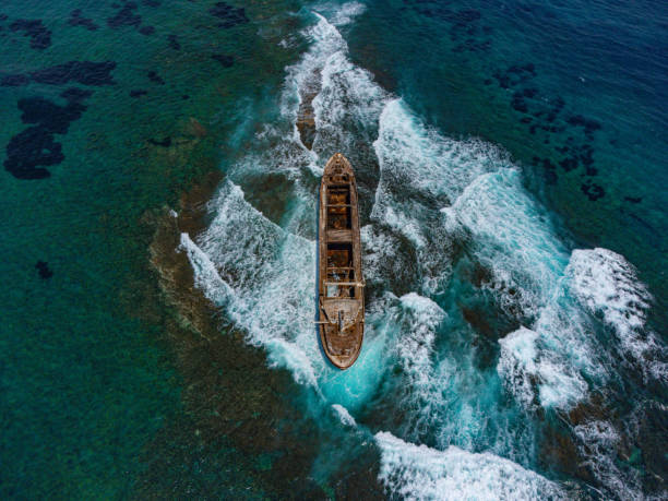 파도 키프로스 섬 폭풍 지중해파포스에서 화물 난파선의 공중 무인 항공기 촬영 - cyprus paphos storm sea 뉴스 사진 이미지