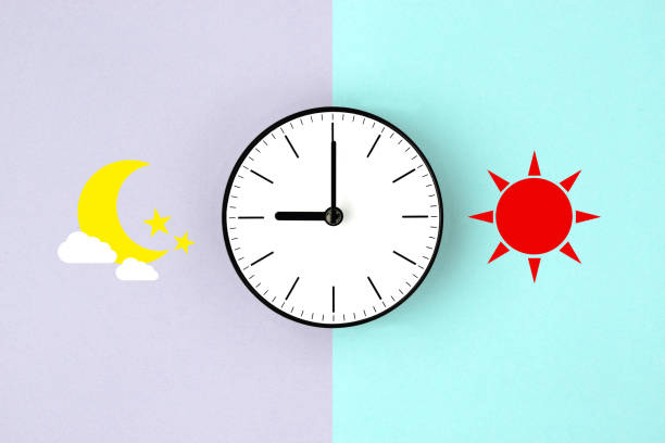 orologio con clipping art sole e luna su puple e sfondo azzurro - sequenza giorno e notte foto e immagini stock
