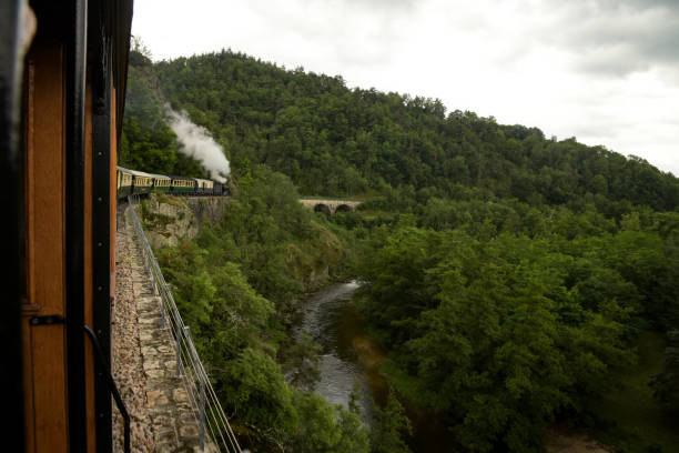 ヴェルコーの古いアルデッシュ列車 - ardeche france landscape nature ストックフォトと画像