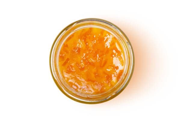 흰색 배경에 고립 된 오렌지 잼의 유리 항아리. 맨 위 보기입니다. - gelatin dessert orange fruit marmalade 뉴스 사진 이미지