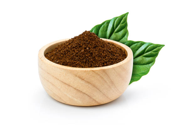 polvere di caffè granulato istantaneo in ciotola di legno e foglie verdi isolate su bianco - black coffee drink chocolate coffee foto e immagini stock