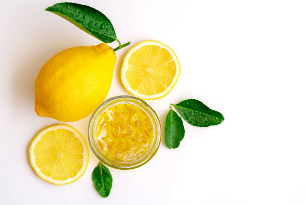 레몬 마멀레이드 잼 에 유리 항아리와 레몬 슬라이스 녹색 잎 흰색에 고립 - gelatin dessert orange fruit marmalade 뉴스 사진 이미지