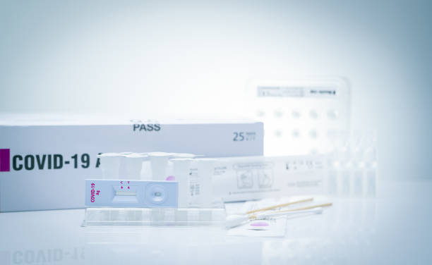 covid-19-antigen-selbsttest auf nasenabstrich. antigen-testkit für den heimgebrauch zum nachweis einer coronavirus-infektion. antigen-schnelltest. coronavirus-diagnose. medizinprodukt für covid-19 antigen test. - pcr device stock-fotos und bilder