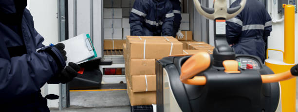 istock Picking up package boxes in the loading area of cold storage warehouse prepare to transfer storage in freezing room with note. Storage Warehouse Service in Logistics Business concept in Banner size. 1333158588