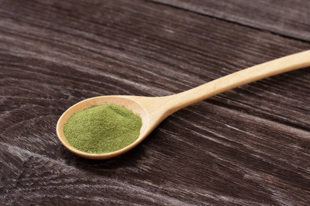 green herbal powder from dried leaf - barley grass imagens e fotografias de stock