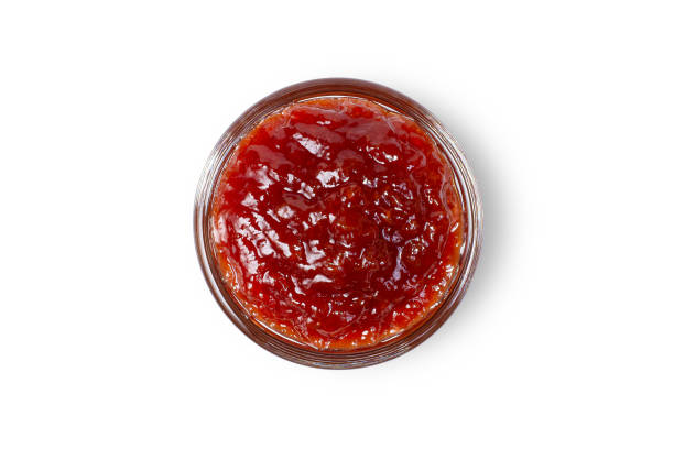 glass jar of red jam isolated on white - jellied cranberries fotos imagens e fotografias de stock
