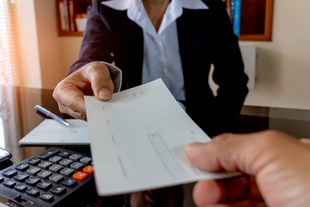 mano dando chequera en blanco, conceptos de cheque de pago. - banking bill women human hand fotografías e imágenes de stock