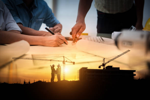 lavori di ingegnere civile, doppia esposizione del team di gestione del progetto e del cantiere con sfondo gru a torre, turno diurno e notturno sul concetto di lavoro dei dipendenti. - project management foto e immagini stock