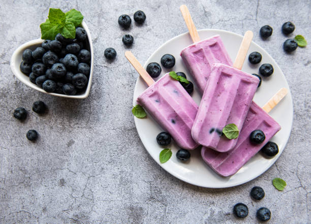 lody popsicles ze świeżych organicznych jagód. - blue blueberry cold food descriptive color zdjęcia i obrazy z banku zdjęć