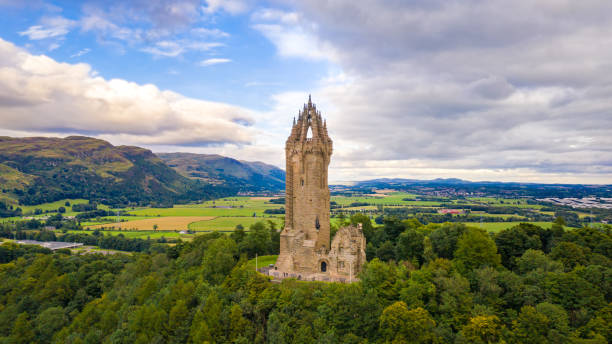 monumento nacional wallace en stirling en escocia - escocia fotografías e imágenes de stock