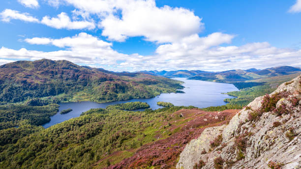 widok z ben a'an na loch katrine i loch achray w loch lomond i parku narodowego trossachs w szkocji - loch lomond loch ben lomond scotland zdjęcia i obrazy z banku zdjęć