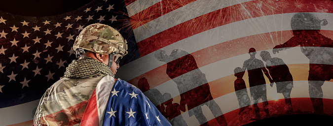 Soldado estadounidense con uniformes de combate sosteniendo la bandera nacional sobre el hombro, Doble exposición con bandera estadounidense y Silueta de familia feliz, Día de los Veteranos, Concepto patriota, Día de la Independencia, ID4 photo