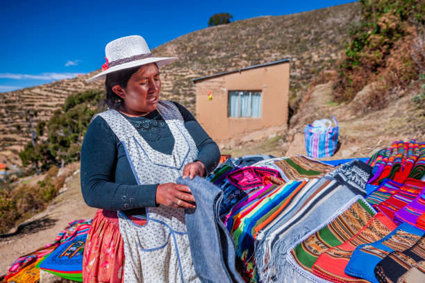 기념품을 판매하는 볼리비아 여성, 이슬라 델 솔, 볼리비아 - bolivian culture 뉴스 사진 이미지