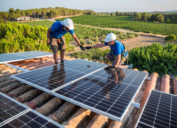 ソーラーパネルを設置する2人の労働者 - solar panel engineer solar power station solar energy ストックフォトと画像
