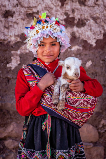 retrato de menina peruana vestindo roupa nacional, o vale sagrado - indian culture child little girls indigenous culture - fotografias e filmes do acervo