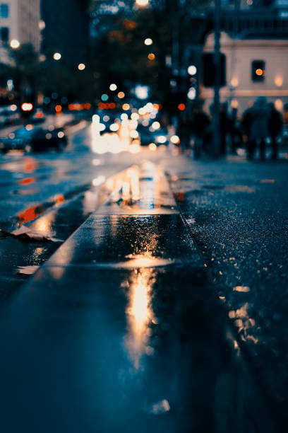 reflets de rue - night wet road street photos et images de collection