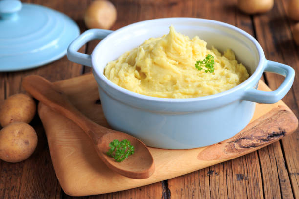 puré de patatas casero en una olla azul - mashed potatos fotografías e imágenes de stock