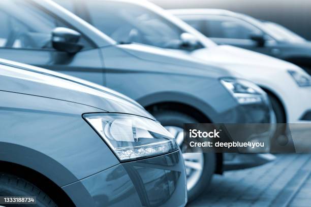 Geparkte Autos Stockfoto und mehr Bilder von Gebrauchtwagen-Verkauf - Gebrauchtwagen-Verkauf, In einer Reihe, Auto