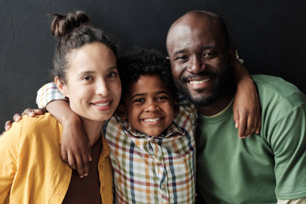 heureuse famille de trois personnes - mixed race person photos et images de collection
